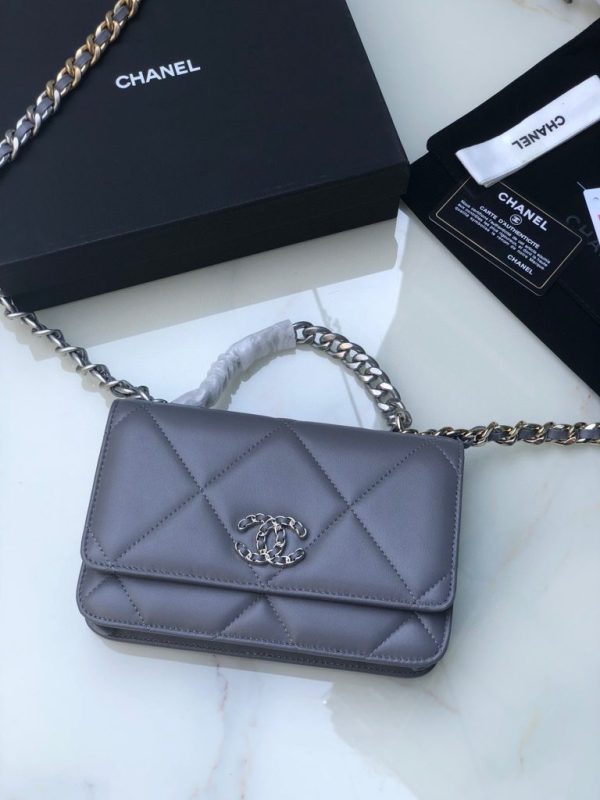 CHANEL 19 WALLET ON CHAIN