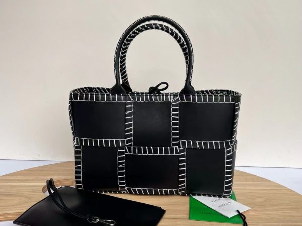 Bottega Veneta Medium Arco Tote Bag