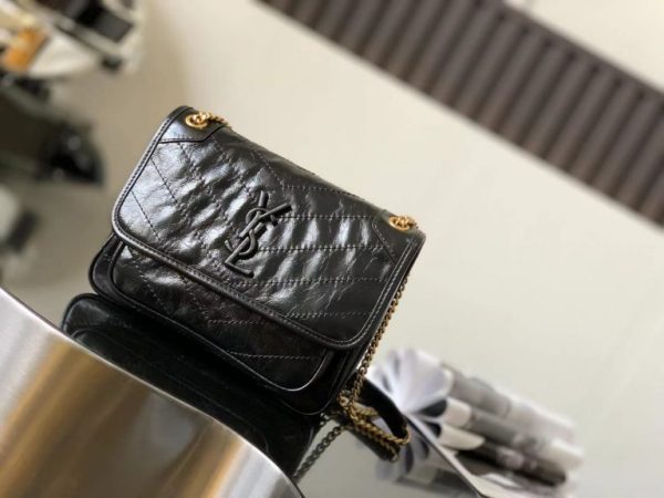 NIKI SMALL CHAIN BAG IN CRINKLED VINTAGE LEATHER