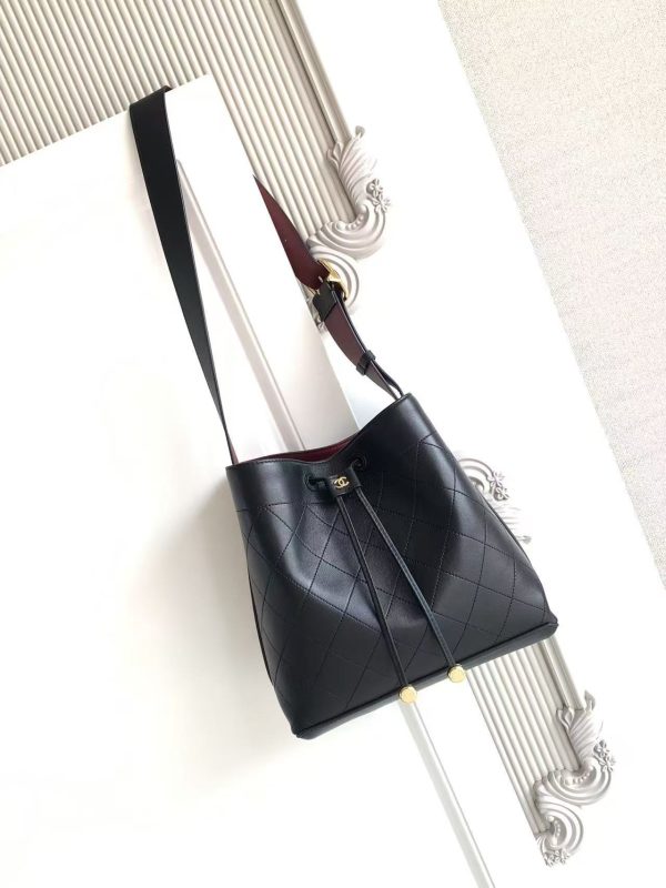 Chanel Large Bucket Bag, Kalveskind & Guldfarvet Metal